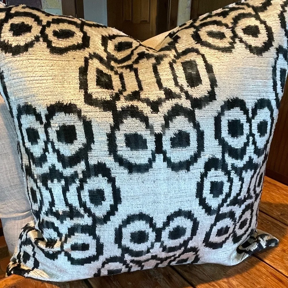 MD Home, NWOT Pillow  cover, dk. Navy and white
